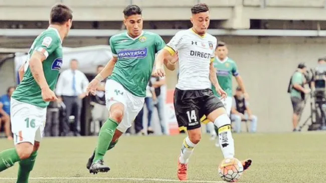 Rodríguez controla el balón en un juego con Colo Colo