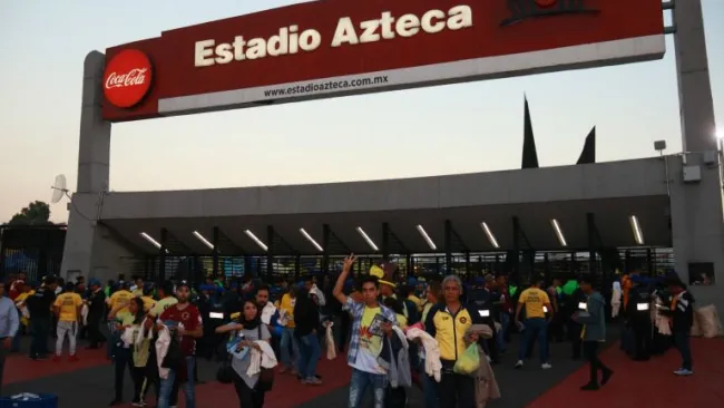 Aficionados entran al Estadio Azteca previo a la Final