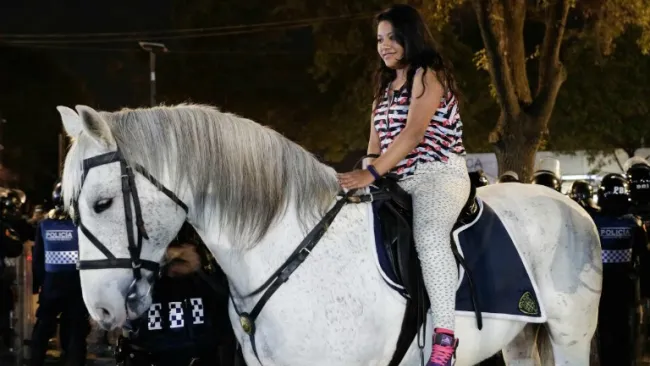 La aficionada montada en el caballo de la CDMX en el estadio Azteca