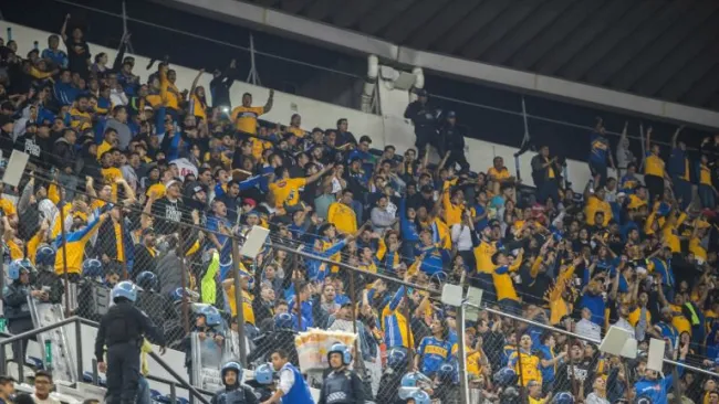 Afición de Tigres en una de las cabeceras del Estadio Azteca
