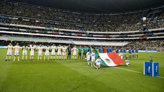 Los futbolistas de Tigres y América al momento de entonar el Himno Nacional Mexicano