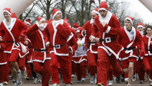 Unos competidores vestidos de Santa Claus durante una carrera