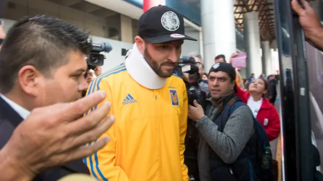 Gignac con el collarín en el aeropuerto