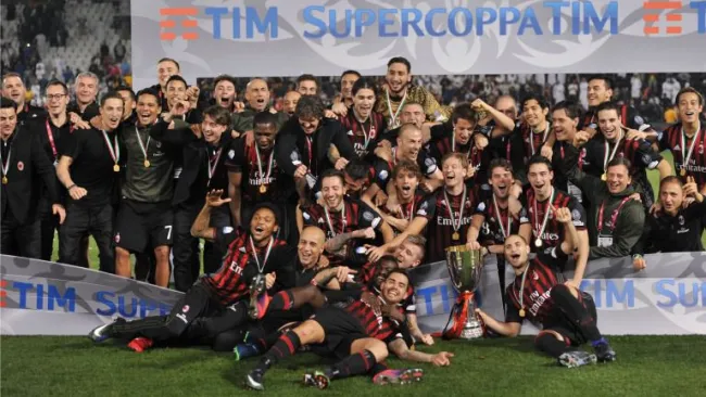 Milan celebra con el trofeo después de ganar la Supercopa de Italia