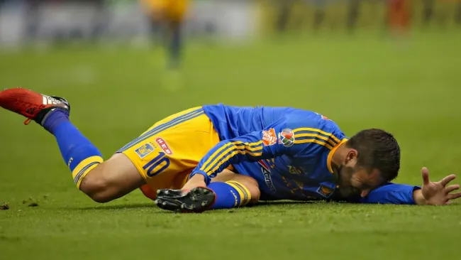 André Pierre Gignac se queja de una falta durante la Final de Ida
