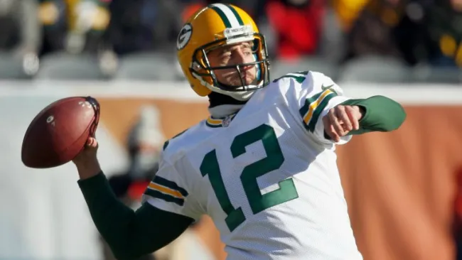 Aaron Rodgers, intentando lanzar un pase