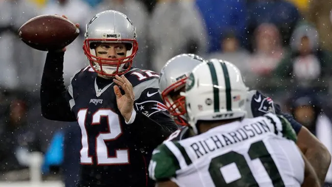 Brady, preparándose para lanzar un pase contra Jets