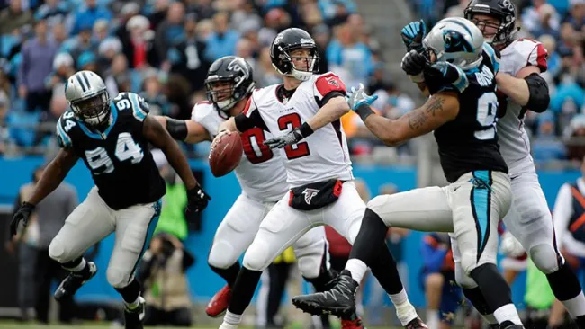 Matt Ryan, a punto de lanzar el ovoide en juego contra Carolina