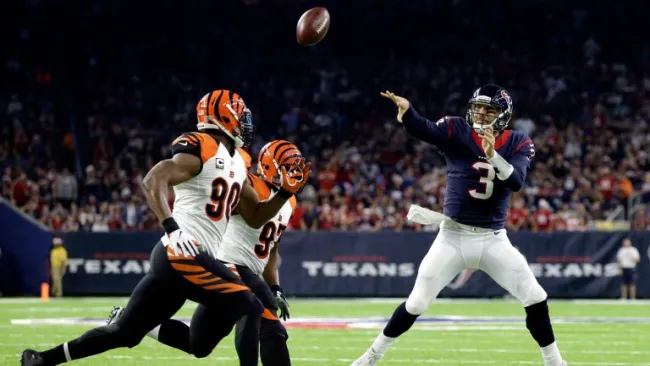 Tom Savage lanzando durante un juego con los Texans