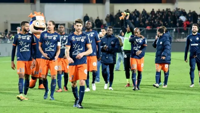 Jugadores de Montpellier se retiran de la cancha después de un partido