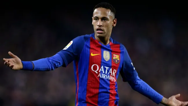 Neymar cuestiona al árbitro durante un juego del Barcelona