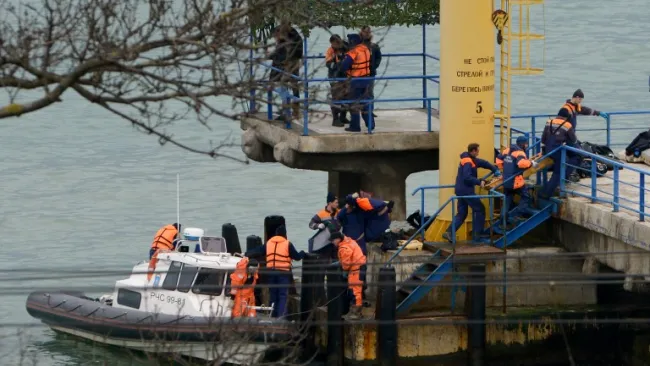 Rescatistas encuentran cuerpos de las víctimas en la zona del accidente