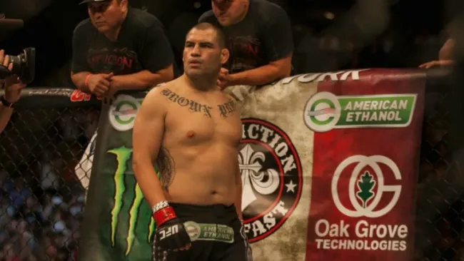 Caín Velásquez durante un combate de UFC