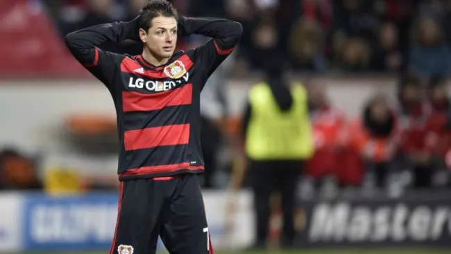 Chicharito se lamenta tras una falla grave con el Bayer Leverkusen