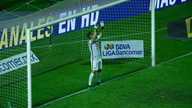 Moisés Muñoz alza los brazos previo a la Gran Final en el 'Volcán'