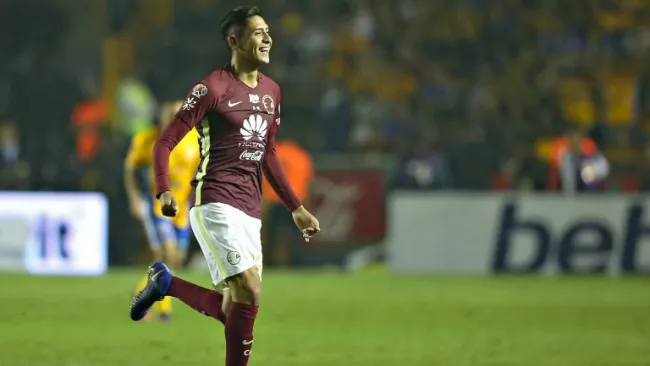 Edson Álvarez celebra el gol del América