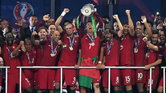 CR7 levanta el trofeo de Campeón en la Eurocopa 