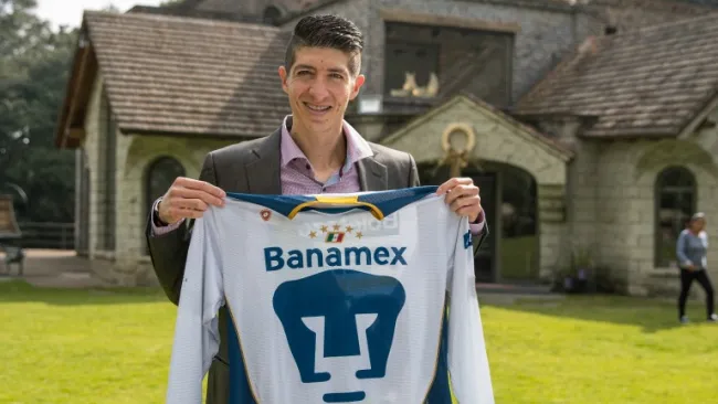 Palacios posa con la playera de los Pumas