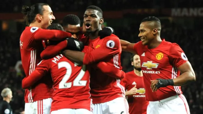 Jugadores del Manchester United celebran el gol de Mkhitaryan