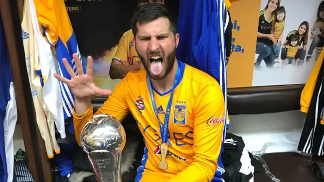 Gignac posa con la Copa del A2016