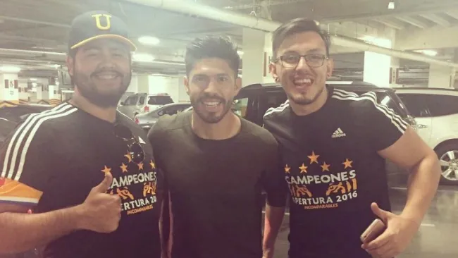 Oribe Peralta se toma la foto con los aficionados tigres