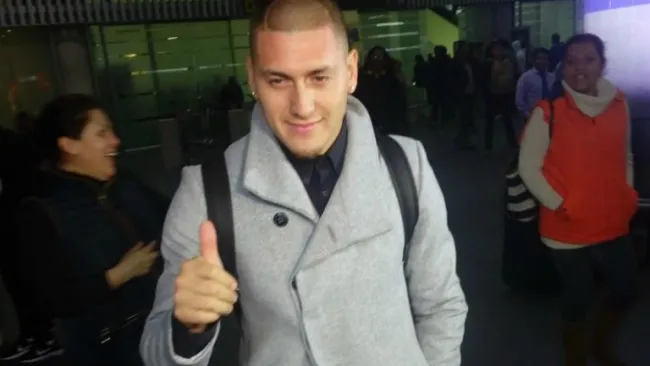 Nico Castillo, en su llegada a la CDMX para reportar con Pumas