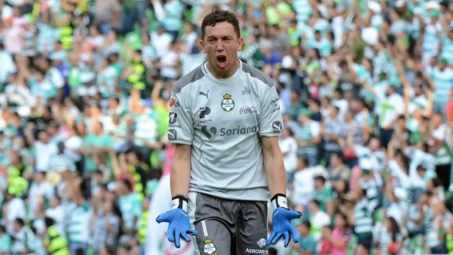 Agustín Marchesín celebra una anotación de Santos en el A2016