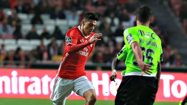 Raúl Jiménez durante un partido del Benfica