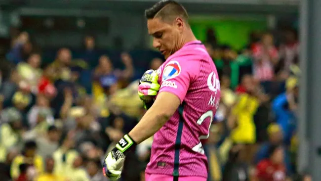 Moisés Muñoz besa el escudo del América