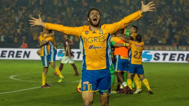 André-Pierre Gignac alza los brazos tras ganar el título del A2016