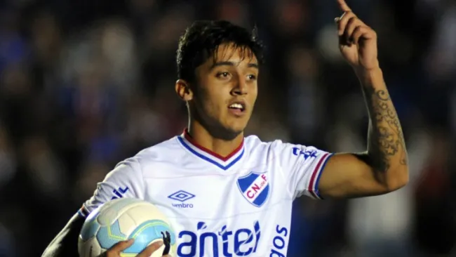 Kevin Ramírez disputa un compromiso con Nacional en Uruguay