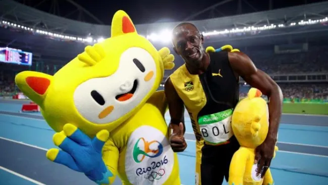Bolt posa con la mascota de Río 2016 tras ganar una competencia