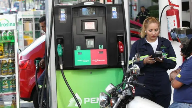 Un motociclista en una gasolinera