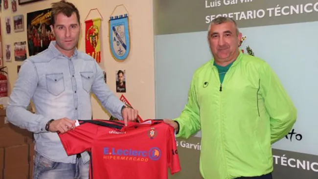 Aníbal Zurdo posa con la playera del Atlético Pinto