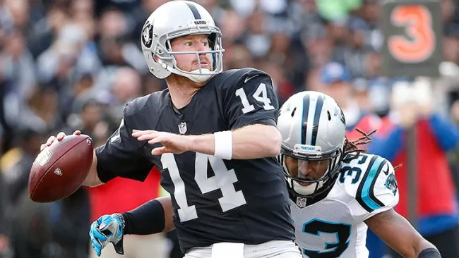 Matt McGloin, suplente de Carr, a punto de lanzar un pase