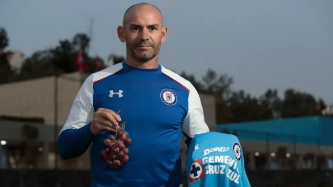 Jémez posa con unas uvas en las instalaciones del Cruz Azul