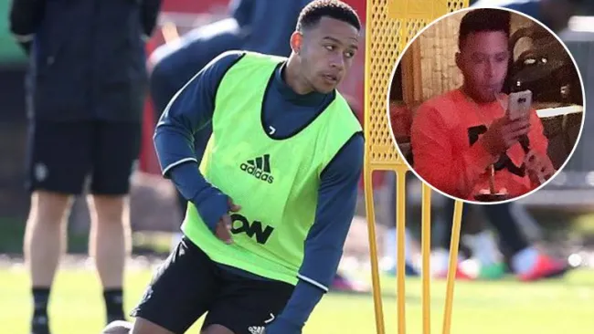 Memphis Depay en un entrenamiento del Manchester United