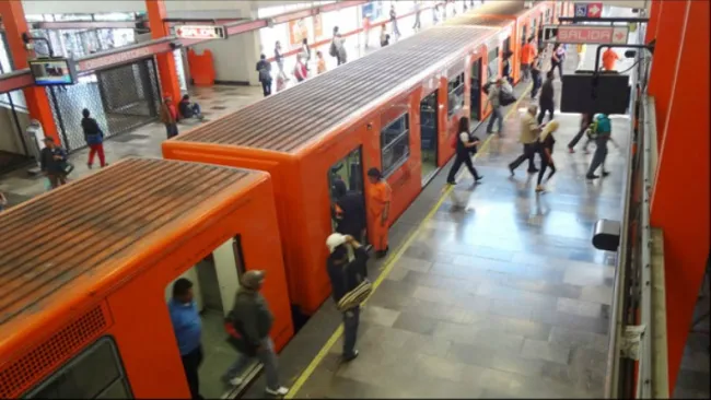 Usuarios, en estación del metro Observatorio