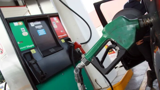 Imagen de una bomba de gasolina sirviendo a un carro