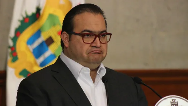 Javier Duarte gesticula durante conferencia de prensa 