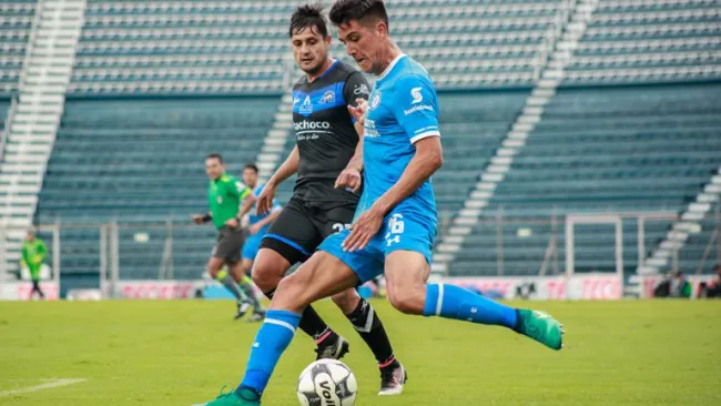 Peñalba pasa el esférico en amistoso contra Celaya