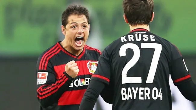 Chicharito festeja un gol con Kruse en el Bayer Leverkusen