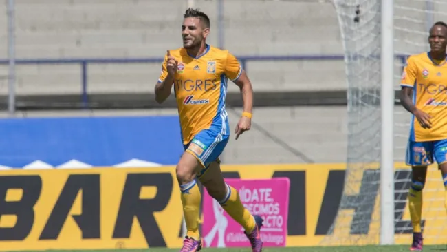 Andy Delort celebra un gol con Tigres anotado en CU