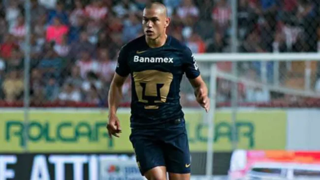 Verón, durante un juego de Pumas en el Apertura 2016