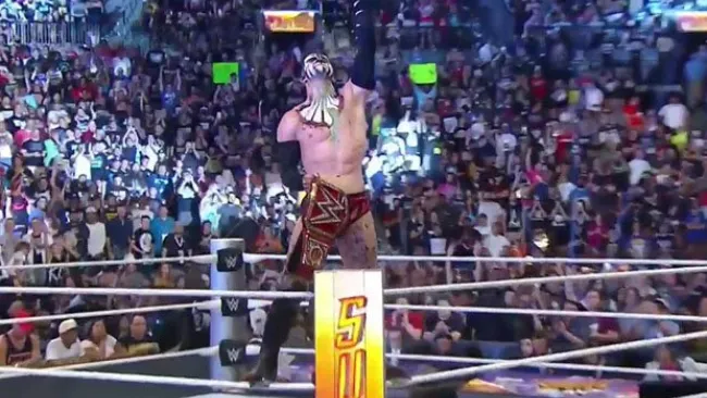 Finn Bálor festeja con el título WWE tras su triunfo en SummerSlam