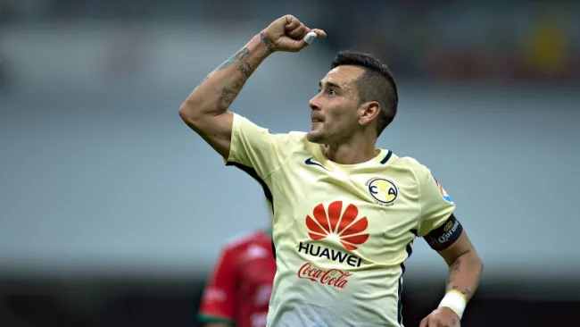 Rubens Sambueza celebra un gol con América