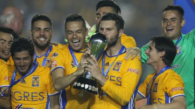Gignac besa el trofeo de la Liga MX
