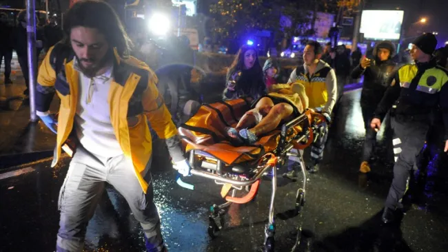 Paramédicos llevan aun herido del ataque terrorista en Estambul