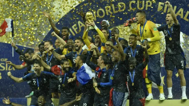 Selección de Francia festeja tras ganar el Mundial de Rusia 2018