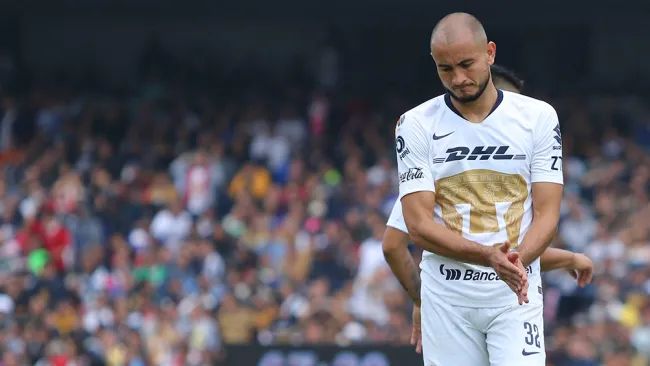 Carlos González se lamenta en un juego con Pumas